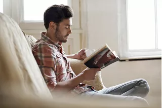 Persona leyendo libro
