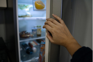 mão abrindo geladeira
