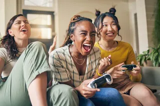 Grupo de mulheres jogando videogame