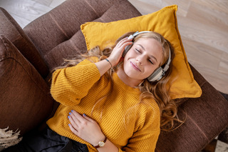 Mujer usando audífonos