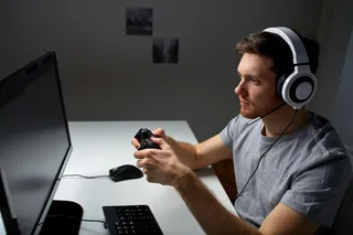 Hombre concentrado jugando en computadora 