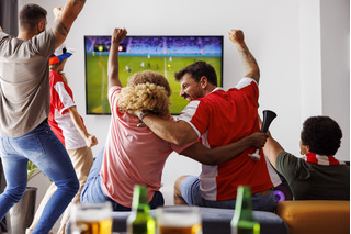 Amigos disfrutando de un partido de Futbol