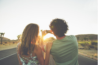 Pareja tomando fotos