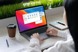 garota usando Mackbook