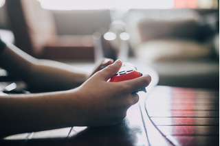 mĂŁo jogando em console