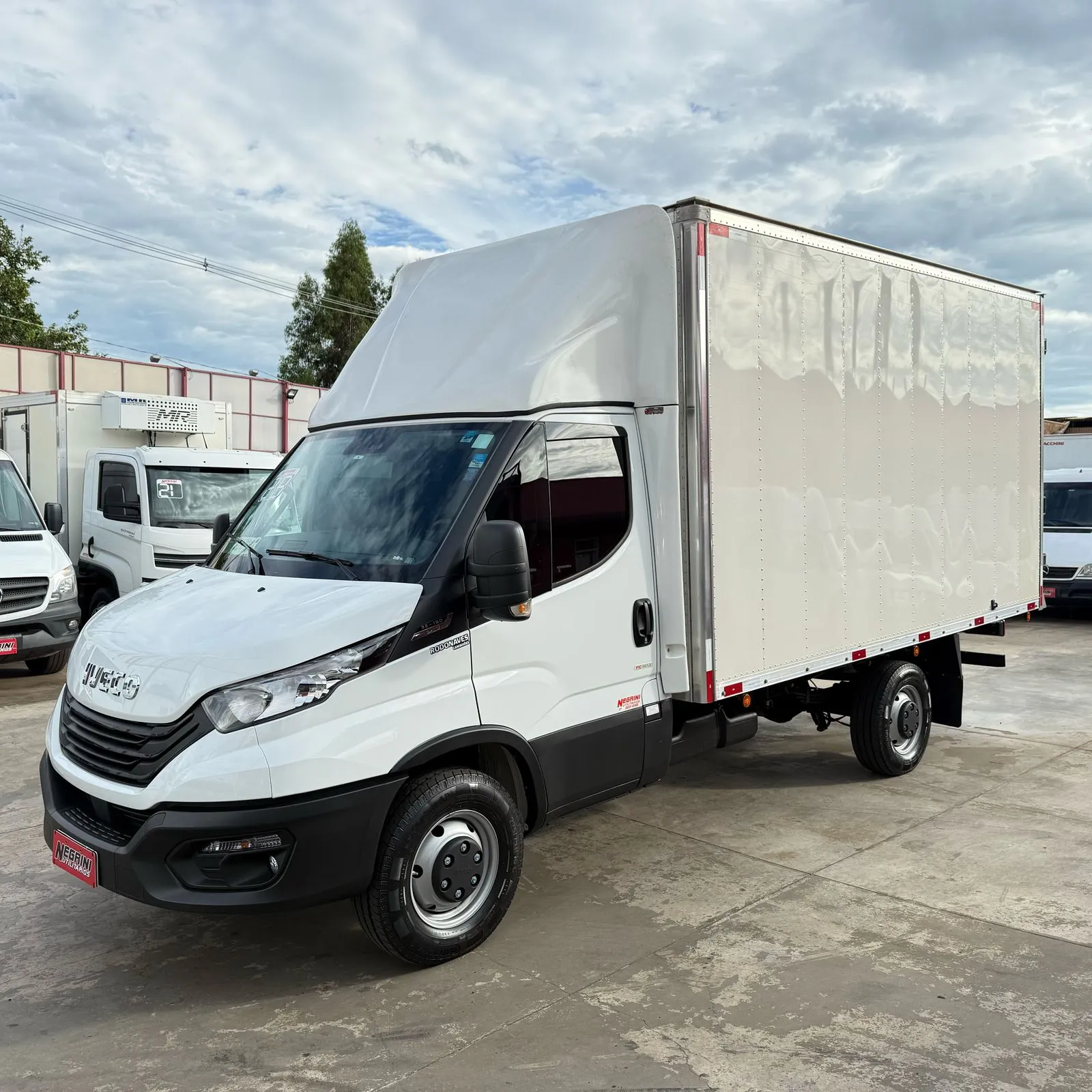 Iveco Daily 35-160 Cs Baú Completa 2023 Muito Nova 14881km