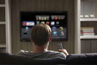 HOMBRE VIENDO TV