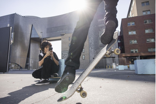 chico con zapatillas de skateboard