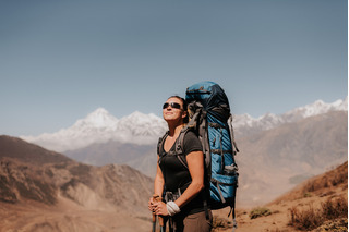 Persona escalando con montañas de fondo