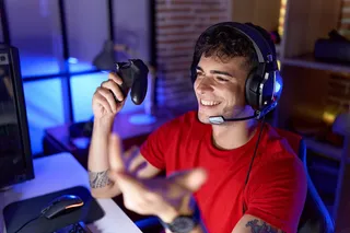 Joven gamer juega en computadora 