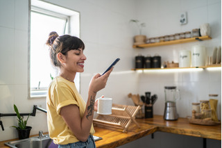 mujer usando smartphone