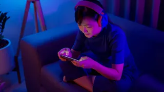 Mujer jugando Nintendo Switch