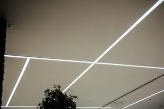 Teto com perfis de LED