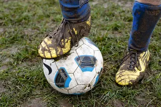 Botines de fútbol en acción