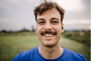 hombre usando auriculares inalámbricos