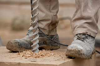 Hombre en construcción y herramienta