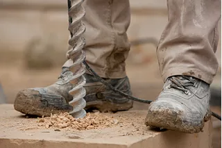 Hombre en construcción y herramienta
