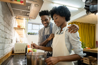 Homem e mulher cozinhando em panela de Inox