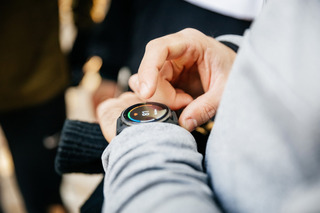 Homem checa a frequência cardíaca em um smartwatch.