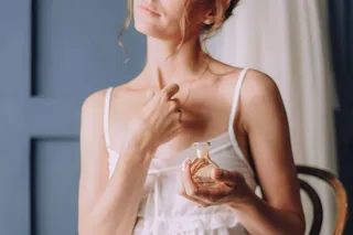 mulher passando perfume