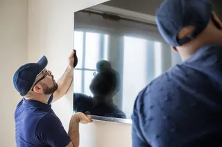Especialista colocando TV usando un soporte