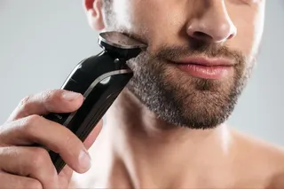 homem amparando a barba