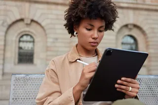 Mulher usando tablet