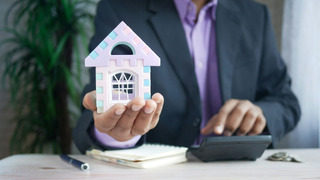 Para que un indicador de inversión sea efectivo, debe contemplar múltiples variables que influyen en el retorno y la seguridad de la inversión inmobiliaria.