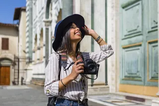 Una persona viajera saca fotos con su cámara semiprofesional