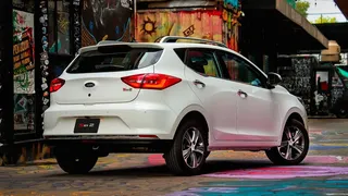 El JAC Sei 2 presenta un diseño contemporáneo y dimensiones compactas, ideales para la movilidad urbana sin sacrificar la versatilidad.
