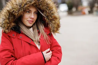 Una batalla de moda: el enfrentamiento definitivo entre chaquetas de lanilla y chaquetas de plumón.