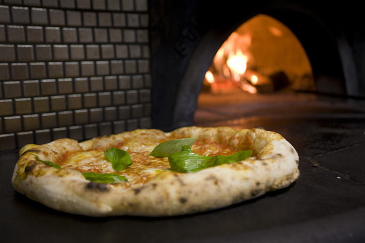 Pizza saliendo del horno