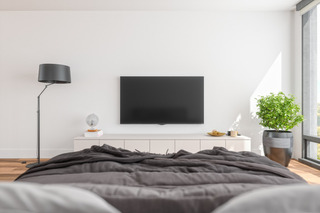 Una sala de estar moderna con un televisor smart TV.