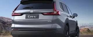 Vista trasera de SUV Honda CR-V gris con fondo de montaña.