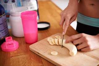 mulher preparando shake proteico