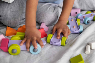 Niño con juguete de madera didáctico