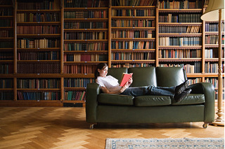 Mujer disfrutando de un libro en su sofa
