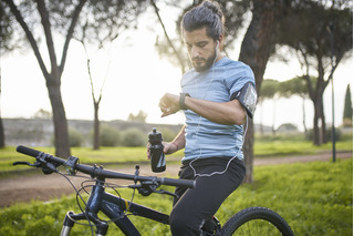 hombre realizando ciclismo con smartwatch