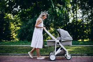 Mulher levando carrinho de bebê