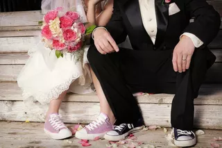 ¿Cómo combinar outfits formales con zapatillas? Guía práctica