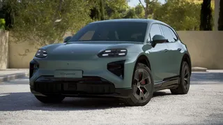 SUV Porsche Cayenne verde al aire libre