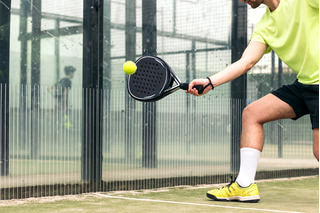 Hombre jugando padel