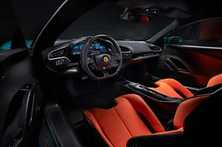 Com 60 kg a menos que a versão padrão, a 296 Speciale aposta em fibra de carbono e soluções inspiradas na F1.