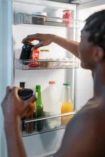 Uma geladeira organizada e limpa