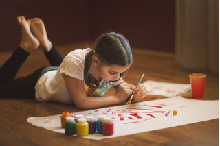 Menina com kit de arte