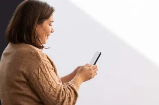 Una mujer usando un celular
