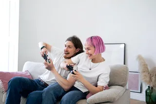 Personas jugando videojuegos
