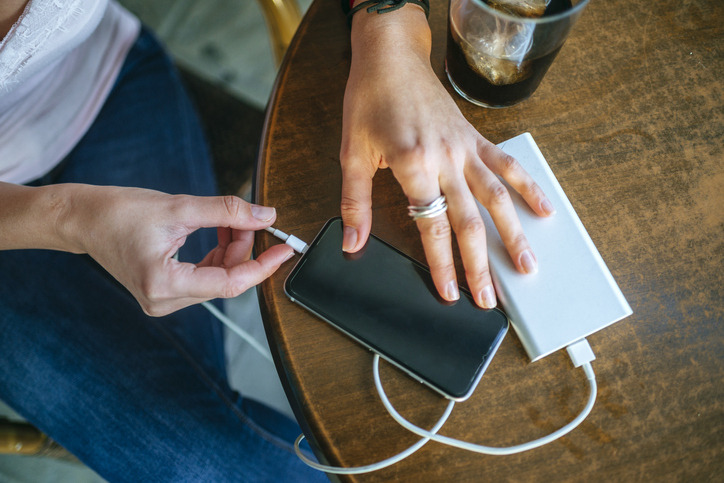 Alt: Mujer conectando el cable USB
