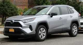 Toyota RAV4 2019 usada, estacionada en la vía pública