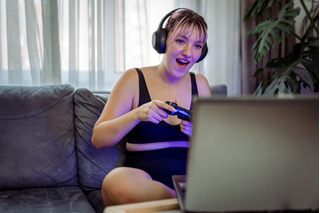 Mulher jogando videogame